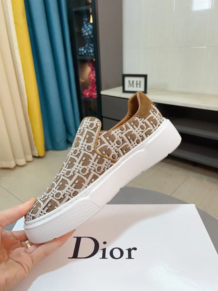 Men's men's shoes 💰380🌸🌸[Dior] 25ss new product B01 moral training shoes. The toe dimension design of the couple's style is a bit wider. The upper foot comfort is perfect. The threads are beautiful. Perfectly adaptable to trousers. Decorated with various classic details. It is an ideal choice for daily styling. Can be matched with various casual items to create exquisite looks. Fabric: top layer cowhide/lining sheepskin TPU original outsole Code number: 38-44, 45 customized
